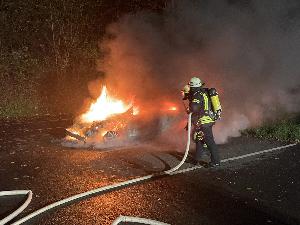 Bild: Fahrzeugbrand auf dem Mitfahrerparkplatz an der L112