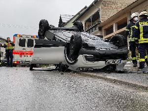 Bild: Ein Fahrzeug &amp;uuml;berschlug sich in der Thalexweiler Stra&amp;szlig;e