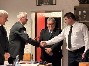 Bild: Zahlreiche Mitglieder des Löschbezirks konnte befördert und ausgezeichnet werden