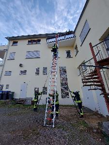 Bild: Die Feuerwehr verschaffte sich &amp;uuml;ber eine Leiter Zugang zur Wohnung