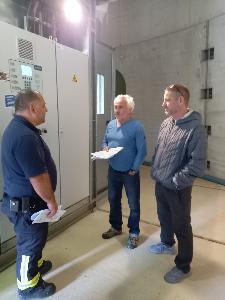 Bild: Begehung von Windenergieanlagen in der Bebauungslage Eppelborn