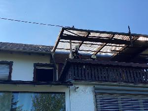 Bild: Ein Trupp unter Atemschutz verbrachte die brennende Couch auf den Balkon