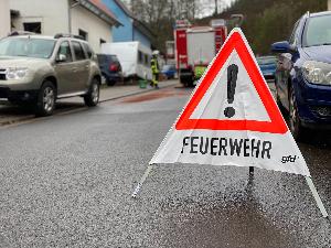 Bild: Auslaufendes Hydraulik&amp;ouml;l verschmutzte die Waldstra&amp;szlig;e in Dirmingen