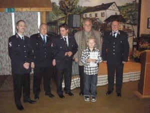 Bild: v.l.n.r. Löschbezirksführer Bernd Detzler, Heino Molter, Guido Höchst, Bürgermeister Lutz und der stellvertretende Wehrführer Klaus Theis
vorne im Bild Lucca Heinen (Foto: Harald Bartsch )