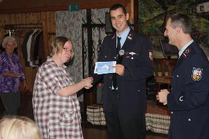 Bild: Marina Heinen erhält den Sonderpreis, eine Ballonfahrt gestiftet von der LeVo Bank, überreicht von Markus Lambert und Bernd Detzler (Foto: Stefan Wagner)