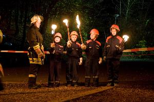 Bild: Jugendfeuerwehrleute werden gleich das Martinsfeuer entzünden