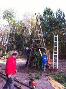 Bild: Aufbau des Martinsfeuer am 05.11.2011 (Foto: LBZ Habach)
