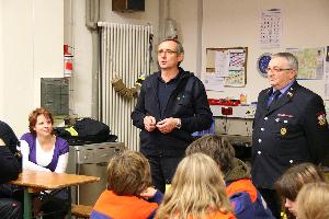 Bild: Wehrführer Hermann Josef Recktenwald (links) und Gemeindejugendbetreuer Karl Paul begrüßten die Jugendlichen