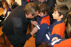 Bild: Wehrführer Hermann Josef Recktenwald beim Anheften der neuen Auszeichnung