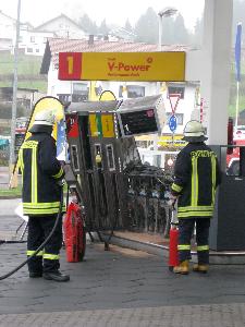 Bild: Ein Lkw hatte die Tanksäule beim Rangieren umgerissen