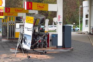 Bild: Ein Lkw hatte die Tanksäule beim Rangieren umgerissen