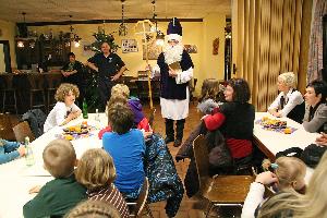 Bild: Der Nikolaus hatte viele Geschenke für die Kinder mitgebracht