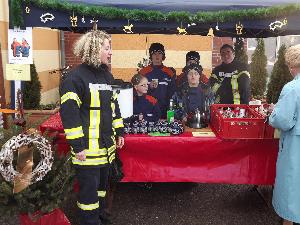 Bild: Stand der Jugendfeuerwehr vor dem Wasgau-Markt in Eppelborn