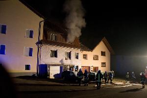 Bild: Einsatzkr&amp;auml;fte vor dem Anwesen in der Stra&amp;szlig;e &amp;quot;Zum Hirschberg&amp;quot; in Bubach-Calmesweiler