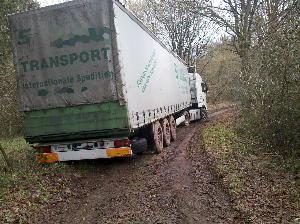 Bild: Hier geht's nicht weiter: Ein Sattelzug steckte auf einem Feldweg in der Verl&amp;auml;ngerung der Urexweiler Stra&amp;szlig;e fest