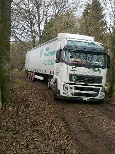 Bild: Der Fahrer war seinem Navi gefolgt und auf einen unbefestigten Feldweg geraten