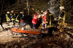 Bild: Die Feuerwehr unterst&amp;uuml;tzte den Rettungsdienst bei der Rettung eines Fahrers aus seinem Fahrzeug