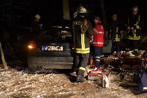 Bild: Der Pkw war am Ende des Parkplatzes in der Dirminger Straße gegen einen Baum geprallt