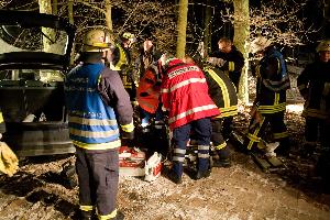 Bild: Der verletzte Fahrer wird von Notarzt und Rettungsassistenten versorgt