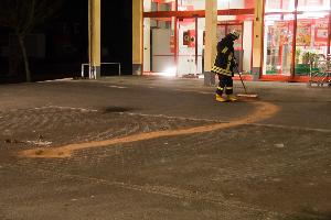 Bild: Mit Bindemitteln wurden die ausgelaufenen Betriebsstoffe aufgenommen