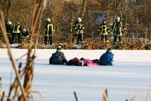 Bild: Kinder auf dem Eis: Ein Einsatz f&amp;uuml;r die Feuerwehr