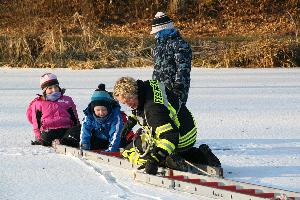 Bild: Eisrettungsübung von Feuerwehr und DLRG auf dem Fischweiher in Eppelborn