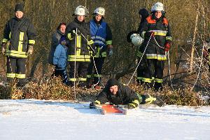 Bild: Eisrettungs&amp;uuml;bung von Feuerwehr und DLRG auf dem Fischweiher in Eppelborn
