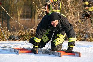 Bild: Eisrettungs&amp;uuml;bung von Feuerwehr und DLRG auf dem Fischweiher in Eppelborn