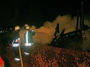 Bild: Ein Holzlager brannte in Macherbach komplett nieder