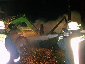 Bild: Mit einem Schlepper wurde die abgelöschten Holzscheide auseinander gedrückt