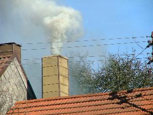 Bild: Starke Rauchentwicklung aus dem betroffenen Schornstein