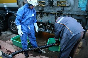 Bild: Entleeren der Schlauchleitungen in Auffangbehälter