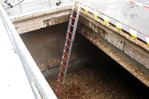 Bild: Blick in den Spänebunker der Holzschnitzelheizung