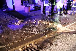 Bild: Wasser sprudelt nach einem Wasserrohrbruch in der Heusweiler Straße aus dem Gehweg