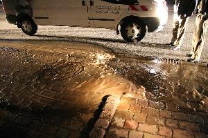 Bild: Wasser sprudelt nach einem Wasserrohrbruch in der Heusweiler Straße aus dem Gehweg