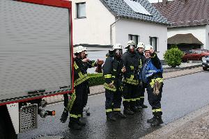 Bild: Der Gruppenf&amp;uuml;hrer gibt den Einsatzbefehl an die ersten Einsatzkr&amp;auml;fte