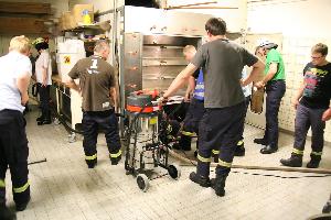 Bild: Mit Wassersaugern wurde das Wasser aus den betroffenen Räumlichkeiten abgesaugt