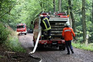 Bild: Der "alte" Schlauchwagen SW-1000 bei der Verlegung einer Schlauchleitung zum Aufbau einer Wasserversorgung