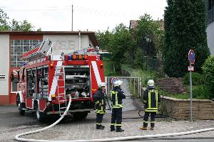 Bild: Tanklöschfahrzeug vor der Einsatzstelle in der Dirminger Straße