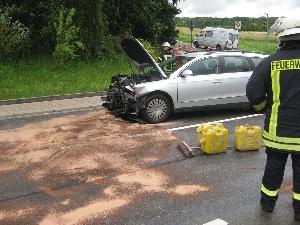 Bild: Bei dem Verkehrsunfall in der Schlossstra&amp;szlig;e musste die Feuerwehr ausgelaufene Betriebsstoffe aufnehmen