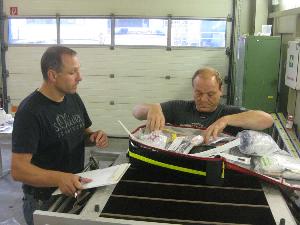 Bild: Überprüfung des Notfallrucksackes. Die Inventarliste war bei der Erstabnahme noch nicht vorhanden.