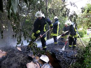 Bild: Nachlöscharbeiten, um auch versteckte Glutnester zu finden und abzulöschen