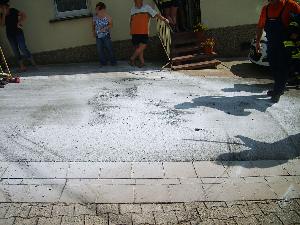 Bild: Spuren des Brandes und der Löschversuche vor dem Anwesen