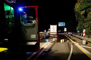 Bild: Ein Sattelzug war im Baustellenbereich auf die Betonschutzplanken aufgefahren und hatte große Mengen Dieselkraftstoff verloren