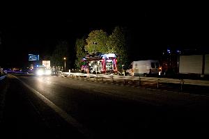 Bild: Einsatzfahrzeuge auf der vollgesperrten Autobahn in Höhe der Anschlussstelle Illingen