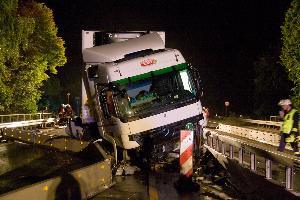 Bild: Der Sattelzug schob die Betonschutzplanken zusammen und verkeilte sich in der schmalen mittleren Fahrspur