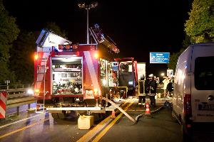 Bild: Einsatzfahrzeuge auf der vollgesperrten Autobahn in Höhe der Anschlussstelle Illingen