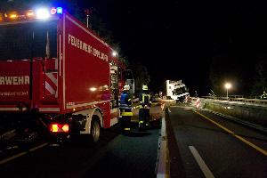 Bild: Einsatzfahrzeuge auf der vollgesperrten Autobahn in H&amp;ouml;he der Anschlussstelle Illingen