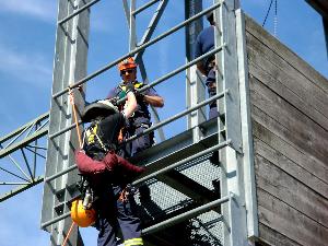 Bild: Übung der "Projektgruppe Absturzsicherung" auf dem Übungsgelände der SRHT Merzig-Wadern