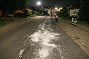 Bild: Auf rund 250 Metern Länge musste Bindemittel aufgetragen und die Fahrbahn gereinigt werden